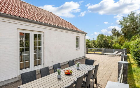 Donco - 3.2Km from the Sea: Möbel, Holz, Interior Design, Flooring, Fussboden, Stuhl, Zimmer, Decke, Wohnzimmer, Wohnung