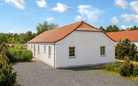 Donco - 3.2Km from the Sea: Möbel, Holz, Interior Design, Flooring, Fussboden, Stuhl, Zimmer, Decke, Wohnzimmer, Wohnung