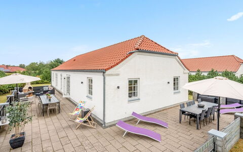 Marjatta - 3.2Km from the Sea: Möbel, Holz, Interior Design, Flooring, Fussboden, Stuhl, Zimmer, Decke, Wohnzimmer, Wohnung