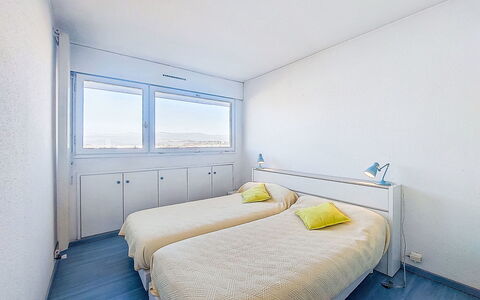 Cannes Midi: Wohnung, Schlafzimmer, Interior Design, Fussboden, Bett, Zimmer, Bettdecke, Bedding, Decke, Bettrahmen