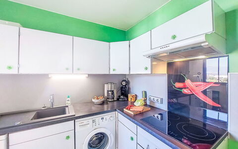 Cannes Midi: Major Appliance, Interior Design, Flooring, Küche, Decke, Fussboden, Küchengerät, Zimmer, Countertop, Waschmaschine