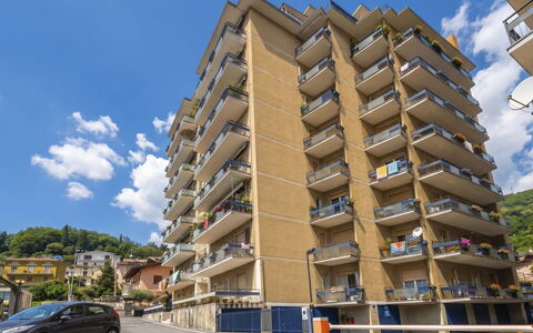 Lovere Balcony View: Gebäude, Wohngebiet, Wohnung, Stadt, Stadtgebiet, \Stadt, Nachbarschaft, Die Architektur, Urban Design, Menschliche Siedlung