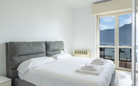 Lovere Balcony View: Bett, Möbel, Schlafzimmer, Interior Design, Bedding, Bettdecke, Zimmer, Fussboden, Linens, Bettrahmen