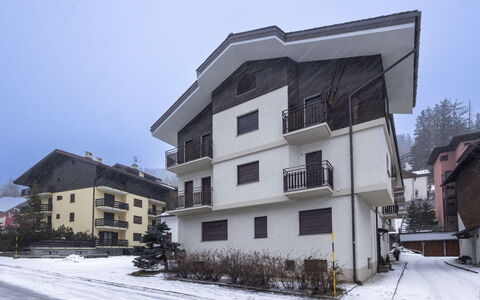Cacciatori: Die Architektur, Haus, Wohngebiet, Zuhause, Wohnung, Familienauto, Einfrieren, Balkon, Winter