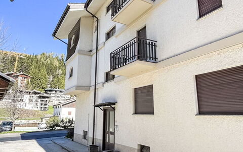 Cacciatori: Fenster, Wohngebiet, Nachbarschaft, Wohnung, Zuhause, Menschliche Siedlung, Schiebefenster, Balkon, Eigentumswohnung, Daylighting