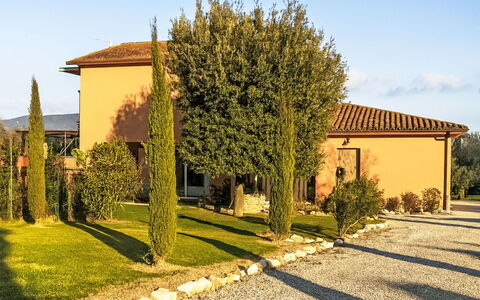 Il Tiglioré: Blatt, Gras, Strauch, Grundstueck, Landscaping, Garten, Gehölz, Schatten