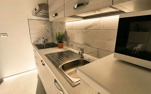 Posada 10: Countertop, Küche, Küchengerät, Flooring, Holz, Cabinetry, Interior Design, Major Appliance, Haushaltsgerät, Fussboden