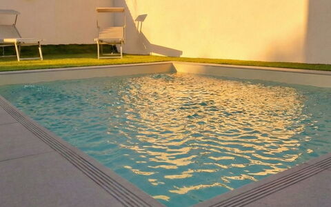 Posada 10: Schwimmbad, Fussboden, Flooring, Verbundwerkstoff, Resort, Schatten, Water Feature, Fliese, Design, Hinterhof