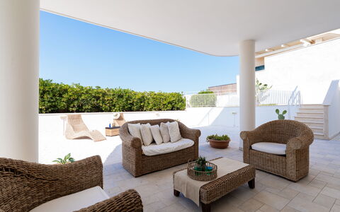 Il Respiro del Mare: Möbel, Interior Design, Fussboden, Flooring, Stuhl, Gartenmöbel, Balkon, Decke, Blumentopf, Wohnung