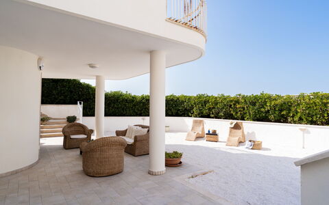 Il Respiro del Mare: Balkon, Säule, Schatten, Gartenmöbel, Villa, Estate, Outdoor Struktur, Design, Veranda, Stuhl