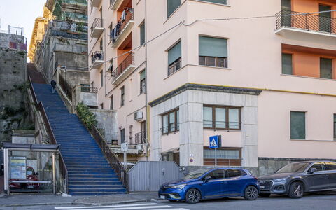 La Casa di Bruno, Terrace, in the Heart of Genova: Gebäude, Daytime, Stadt, Stadtgebiet, Wohngebiet, \Stadt, Wohnung, Nachbarschaft, Die Architektur, Strasse