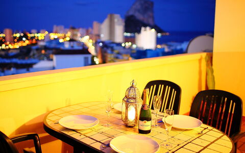 Calpe Calp 390: Tabelle, Möbel, Eigentum, Himmel, Geschirr, Stuhl, Licht, Gebäude, Wasser, Beleuchtung