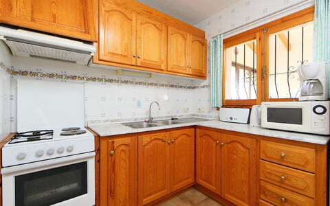 La Vina: Countertop, Cabinetry, Eigentum, Küche, Zimmer, Möbel, Interior Design, Gebäude, Fussboden, Orange