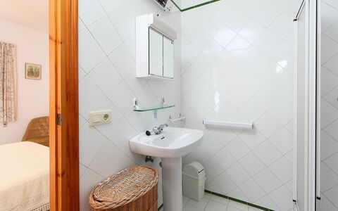 La Vina: Badezimmer, Zimmer, Eigentum, Interior Design, Armatur, Fliese, Die Architektur, Bad Zubehör, Zapfhahn, Haus