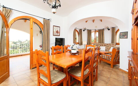 La Vina: Eigentum, Zimmer, Gebäude, Möbel, Grundeigentum, Esszimmer, Interior Design, Tabelle, Haus, Fussboden