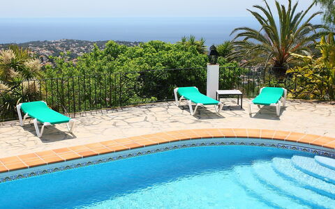 Baile del Sol: Schwimmbad, Eigentum, Urlaub, Resort, Sonnenliege, Freizeit, Grundeigentum, Villa, Haus, Gartenmöbel