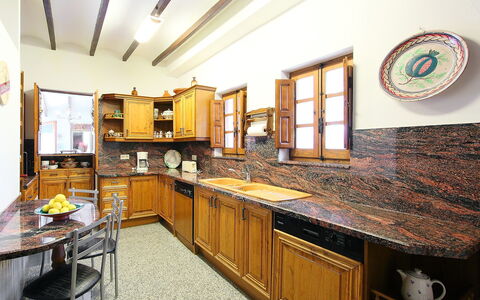 Baile del Sol: Countertop, Eigentum, Zimmer, Möbel, Küche, Cabinetry, Gebäude, Interior Design, Gelb, Grundeigentum