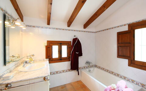 Baile del Sol: Zimmer, Eigentum, Gebäude, Decke, Interior Design, Badezimmer, Haus, Möbel, Fussboden, Grundeigentum