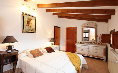 Baile del Sol: Schlafzimmer, Möbel, Zimmer, Bett, Eigentum, Decke, Bettdecke, Interior Design, Bettrahmen, Gebäude