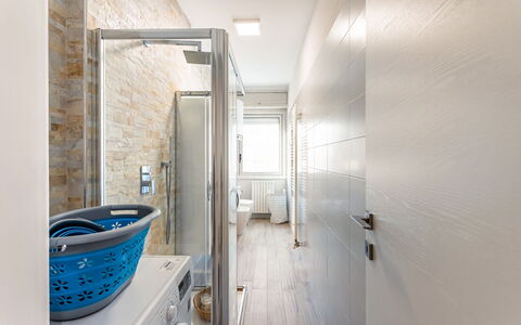 Casa Tania: Flooring, Wand, Interior Design, Badezimmer, Fussboden, Armatur, Decke, Installation, Beleuchtung, Zapfhahn