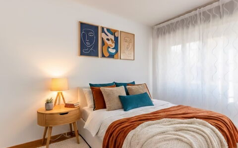 Casa Tania: Bett, Möbel, Interior Design, Schlafzimmer, Bedding, Wand, Bettdecke, Linens, Holz, Kissen