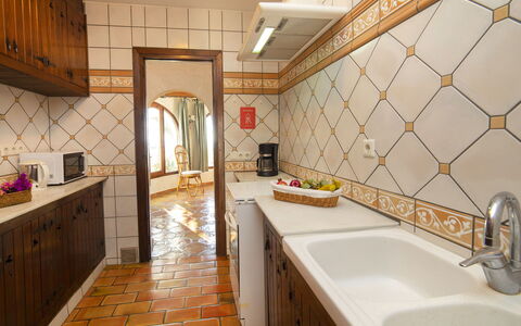 Roberto: Zapfhahn, Cabinetry, Countertop, Sinken, Eigentum, Armatur, Möbel, Badezimmer, Holz, Bad Sink