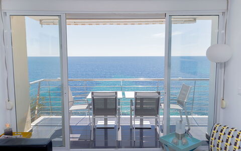 Brisa al Mar: Blau, Zimmer, Eigentum, Haus, Gebäude, Meer, Fenster, Interior Design, Grundeigentum, Die Architektur