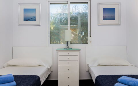 Brisa al Mar: Möbel, Zimmer, Schlafzimmer, Bett, Eigentum, Interior Design, Bettrahmen, Fussboden, Wand, Bettdecke