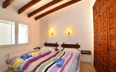La Sabatera: Schlafzimmer, Zimmer, Eigentum, Möbel, Bett, Interior Design, Bettdecke, Decke, Bettrahmen, Gebäude