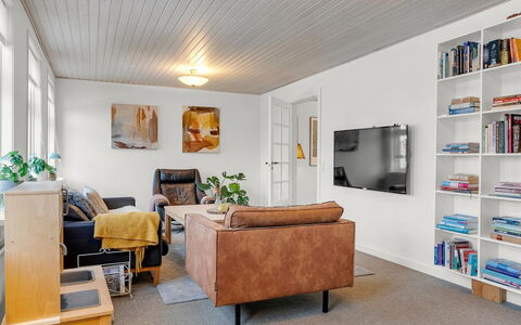 Noreen - 500M from the Sea: Möbel, Interior Design, Couch, Wand, Flooring, Fussboden, Holz, Wohnzimmer, Decke, Zimmer