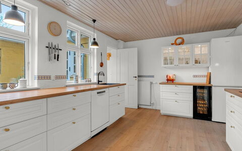 Noreen - 500M from the Sea: Flooring, Holz, Cabinetry, Holzboden, Fussboden, Interior Design, Küche, Zuhause, Countertop, Schublade