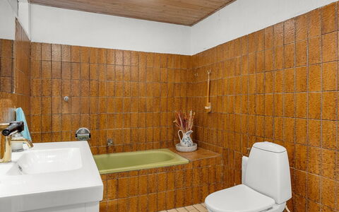 Noreen - 500M from the Sea: Flooring, Armatur, Fussboden, Interior Design, Badezimmer, Fliese, Braun, Zapfhahn, Sinken, Installation