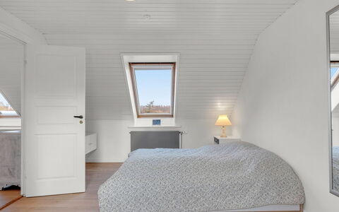 Noreen - 500M from the Sea: Interior Design, Flooring, Schlafzimmer, Fussboden, Wand, Holz, Decke, Bett, Möbel, Holzboden