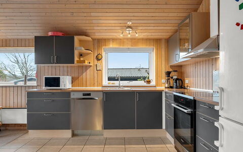 Filisha - 200M from the Sea: Küche, Küchengerät, Countertop, Holz, Major Appliance, Cabinetry, Flooring, Interior Design, Decke, Möbel