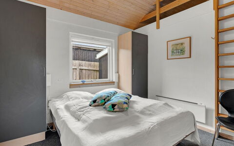 Filisha - 200M from the Sea: Wand, Interior Design, Schlafzimmer, Flooring, Holz, Decke, Bett, Fussboden, Zimmer, Bettdecke