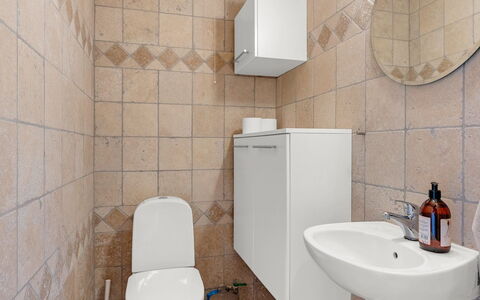 Filisha - 200M from the Sea: Toilleten Sitz, Badezimmer, Toilette, Flooring, Armatur, Wand, Fussboden, Sinken, Interior Design, Fliese
