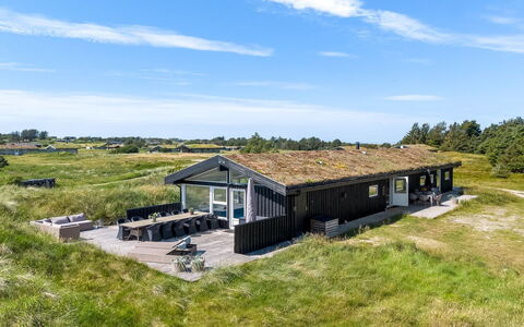 Virpi - 1.1Km from the Sea: Möbel, Holz, Interior Design, Flooring, Fussboden, Stuhl, Zimmer, Decke, Wohnzimmer, Wohnung