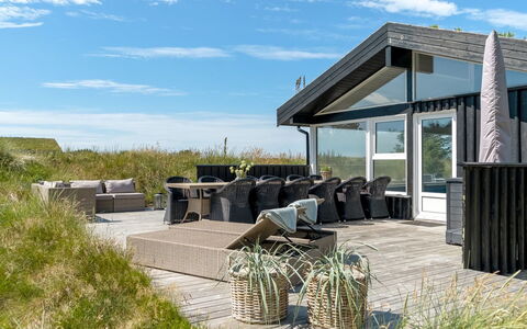 Virpi - 1.1Km from the Sea: Möbel, Holz, Interior Design, Flooring, Fussboden, Stuhl, Zimmer, Decke, Wohnzimmer, Wohnung