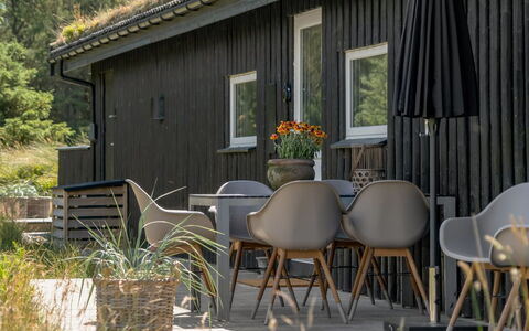 Virpi - 1.1Km from the Sea: Möbel, Holz, Interior Design, Flooring, Fussboden, Stuhl, Zimmer, Decke, Wohnzimmer, Wohnung