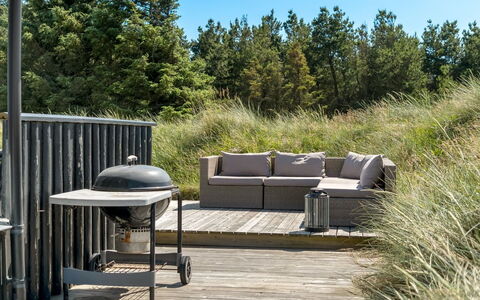 Virpi - 1.1Km from the Sea: Möbel, Holz, Interior Design, Flooring, Fussboden, Stuhl, Zimmer, Decke, Wohnzimmer, Wohnung