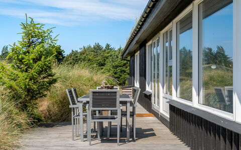 Virpi - 1.1Km from the Sea: Möbel, Holz, Interior Design, Flooring, Fussboden, Stuhl, Zimmer, Decke, Wohnzimmer, Wohnung