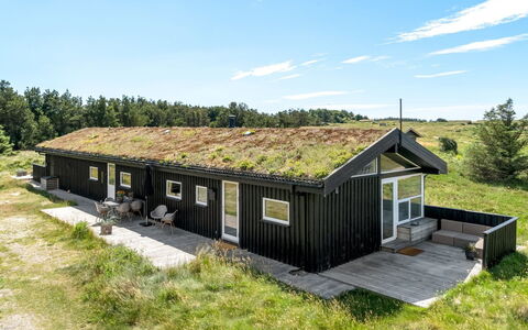 Virpi - 1.1Km from the Sea: Möbel, Holz, Interior Design, Flooring, Fussboden, Stuhl, Zimmer, Decke, Wohnzimmer, Wohnung