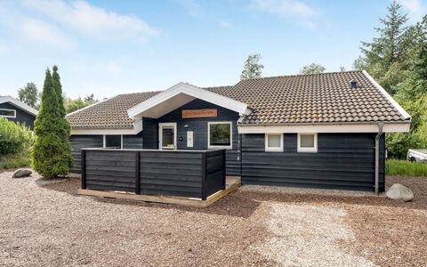 Alisa - 1.9Km from the Sea: Wohngebiet, Strauch, Haus, Zuhause, Garten, Estate, Schatten, Landscaping, Rasen