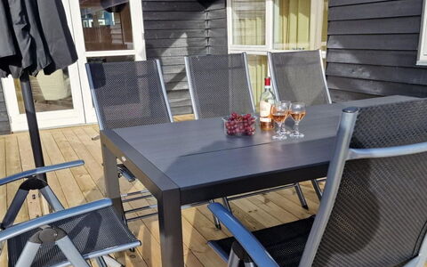 Alisa - 1.9Km from the Sea: Wohngebiet, Strauch, Haus, Zuhause, Garten, Estate, Schatten, Landscaping, Rasen