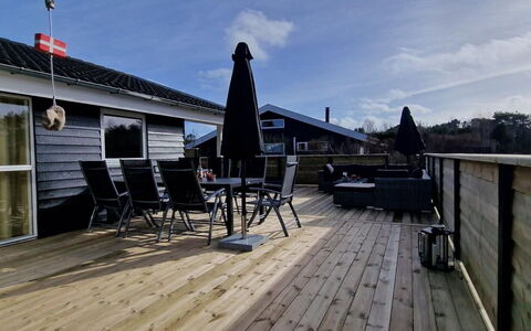 Alisa - 1.9Km from the Sea: Wohngebiet, Strauch, Haus, Zuhause, Garten, Estate, Schatten, Landscaping, Rasen