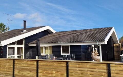 Alisa - 1.9Km from the Sea: Wohngebiet, Strauch, Haus, Zuhause, Garten, Estate, Schatten, Landscaping, Rasen