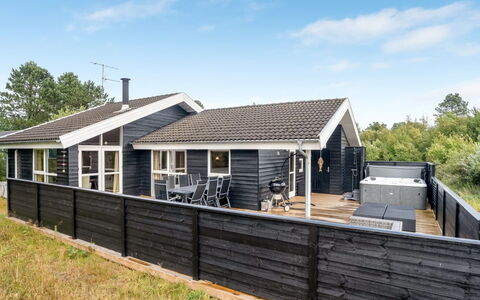 Alisa - 1.9Km from the Sea: Wohngebiet, Strauch, Haus, Zuhause, Garten, Estate, Schatten, Landscaping, Rasen