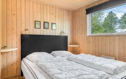 Alisa - 1.9Km from the Sea: Schlafzimmer, Holz, Bett, Bettdecke, Bedding, Interior Design, Bettrahmen, Decke, Möbel, Zimmer