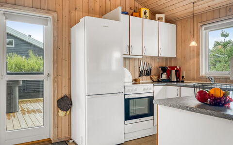 Alisa - 1.9Km from the Sea: Major Appliance, Holz, Küchengerät, Küche, Flooring, Kühlschrank, Haushaltsgerät, Interior Design, Fussboden, Zuhause