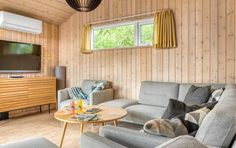 Alisa - 1.9Km from the Sea: Interior Design, Flooring, Holz, Möbel, Fussboden, Decke, Wohnzimmer, Couch, Beleuchtung, Zimmer